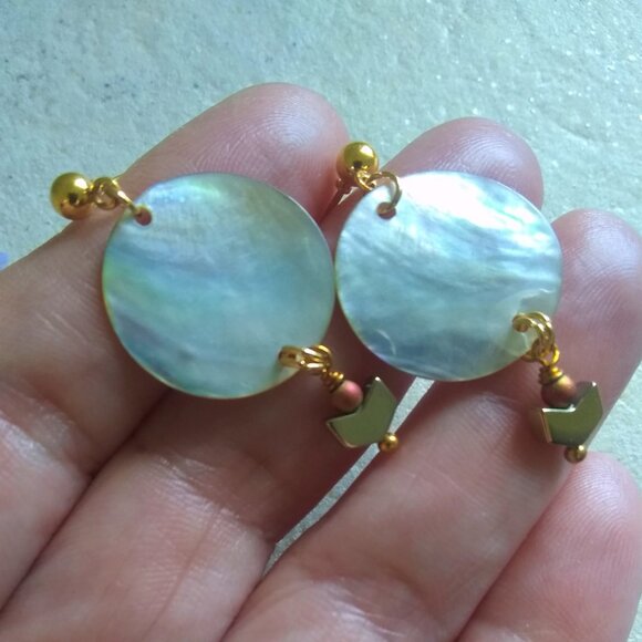 Iridescent Dove Grey Shimmering Shell Earrings - Lightweight Feminine Subtle - Picture 6 of 11